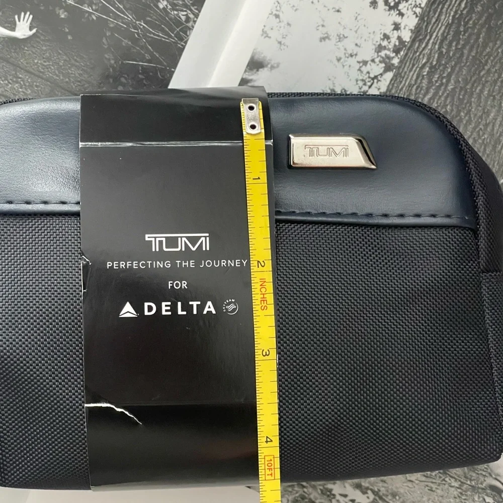 New Tumi For Delta Lined Cosmetic Bag In Navy Blue / Tumi Sleeping Mask In Black